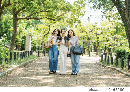 女性3人の公園ポートレート 104685864