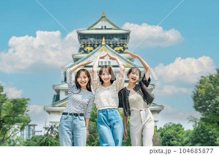 友達と旅行で大阪城を訪れる女性 104685877