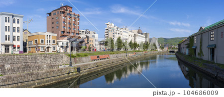 小樽運河のパノラマ風景 104686009
