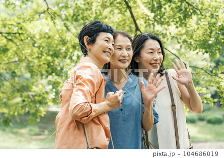 友達と旅行に出かけるミドル女性 104686019