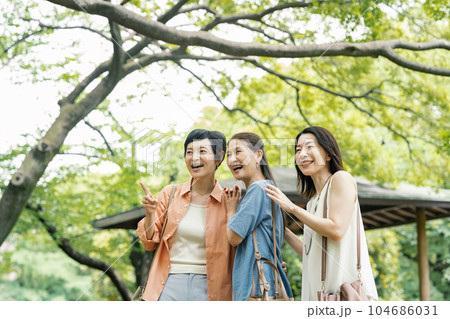 友達と旅行に出かけるミドル女性 友達と旅行に出かけるミドル女性 104686031