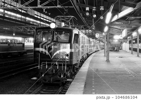 国鉄 鉄道 列車 EF58 61 ロクイチ 天理臨 京都 夜 国鉄 鉄道 列車 EF58 61 ロクイチ 天理臨 京都 夜 104686104