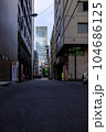 東京の路地裏から見た高層ビル 104686125