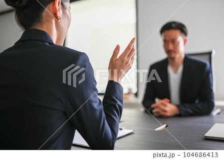 会議室でのビジネス 会議室でのビジネス 104686413