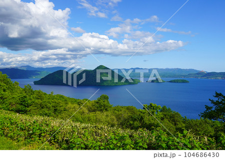 サイロ展望台から洞爺湖と中島を眺めて 104686430