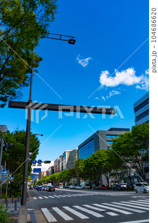 【京都風景写真】モダンビューがクールでカッコいい御池ストリート 104686620