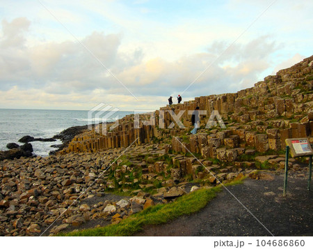 北アイルランド　ジャイアンツ・コーズウェイ2 104686860