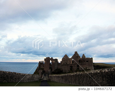 北アイルランド　ダンルース城3 104687172