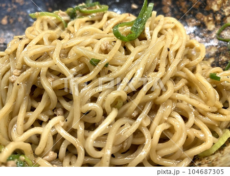 【麺】広島式汁なしタンタンメン（混ぜた後・アップ） 104687305