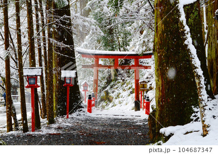 降雪の朝 神秘的な京都貴船神社の奥宮参道 104687347