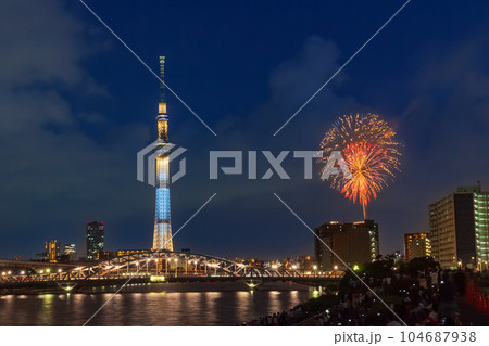 南千住から望むスカイツリーと隅田川花火大会 南千住から望むスカイツリーと隅田川花火大会 104687938