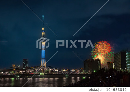 南千住から望むスカイツリーと隅田川花火大会 南千住から望むスカイツリーと隅田川花火大会 104688012