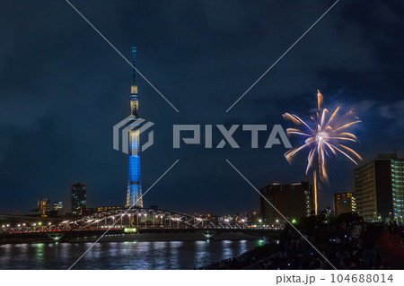 南千住から望むスカイツリーと隅田川花火大会 104688014