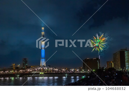南千住から望むスカイツリーと隅田川花火大会 104688032