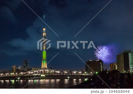 南千住から望むスカイツリーと隅田川花火大会 104688049