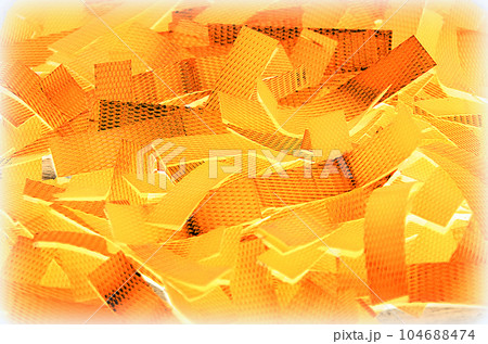 使用済みのPPバンドを短くカットした状態（色反転・イラスト風） 104688474