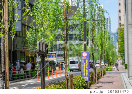 東京都　八重洲　中央区　夏　午前　昼　観光　旅行　オフィス街　サラリーマン　高層ビル　OL　ビジネス 104688479