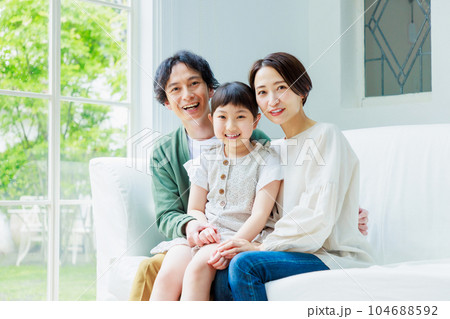 リビングのソファーに座る仲良し家族 104688592