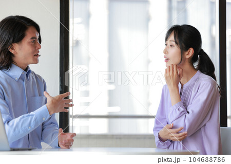 1on1_男性上司からのコーチング_気付きのあったオフィスカジュアルの女性_1 1on1_男性上司からのコーチング_気付きのあったオフィスカジュアルの女性_1 104688786