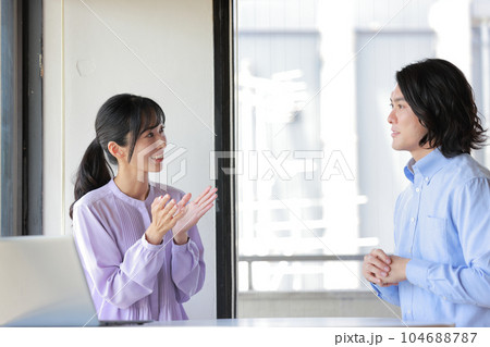 1on1_女性上司からのフィードバック_良い評価に笑顔_オフィスカジュアルの男性_1 1on1_女性上司からのフィードバック_良い評価に笑顔_オフィスカジュアルの男性_1 104688787