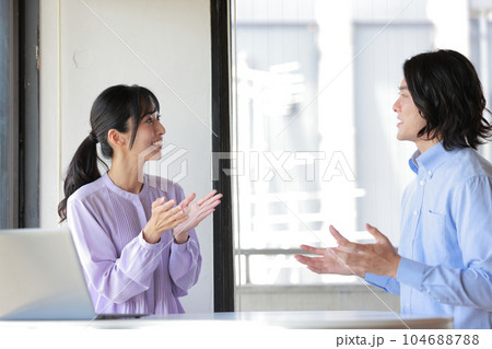 1on1_女性上司からのフィードバック_良い評価に対して話すオフィスカジュアルの男性_1 104688788