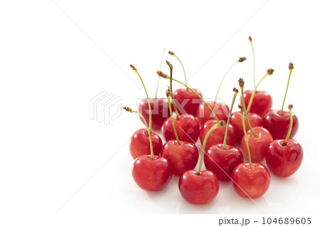 白バックの初夏の果物さくらんぼ 104689605
