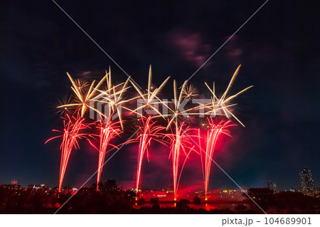 葛飾納涼花火大会　東京 104689901