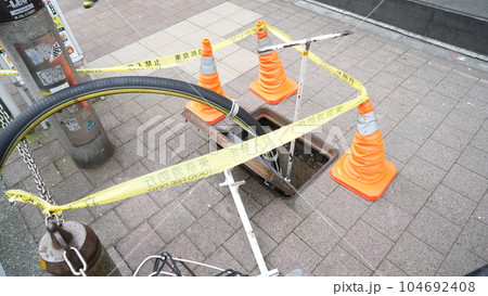 消火栓を開けた消火栓工具（消火栓開閉器）十字型バール 104692408
