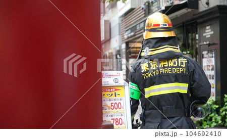 黒い防火服を着た警戒する特別消化中隊(2023年7月3日 新橋ビル爆発) 104692410
