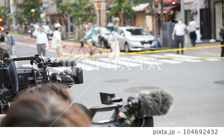 規制線にカメラを向ける報道陣(2023年7月3日 新橋ビル爆発)※モザイク処理済み 104692432