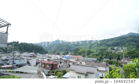 東京都あきるの市五日市町の街並みと山々 東京都あきるの市五日市町の街並みと山々 104692597