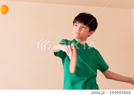 卓球をする男子小学生 卓球をする男子小学生 104693808