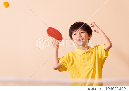 卓球をする男の子 卓球をする男の子 104693809