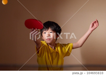 卓球をする男の子 卓球をする男の子 104693810