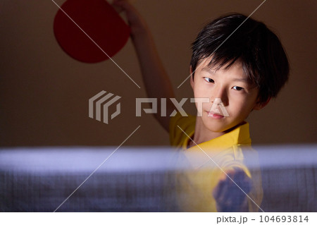 卓球をする男の子 104693814