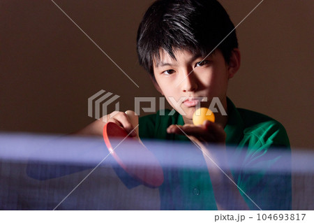卓球をする男子小学生 104693817