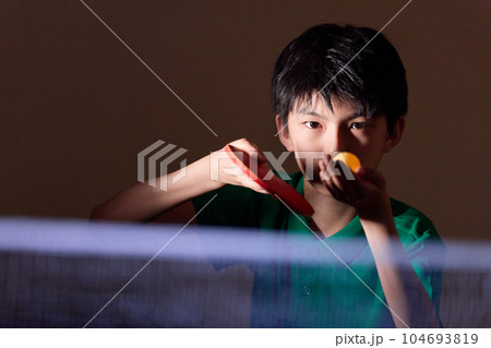 卓球をする男子小学生 104693819