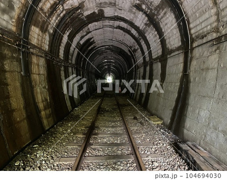 古いトンネルの出口 104694030