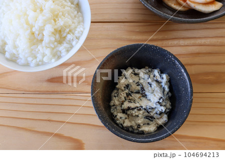 テーブルに置いたひじきの白和えとご飯 104694213