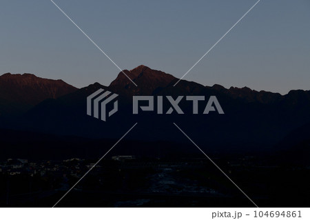 北杜市武川町、明け行く南アルプス甲斐駒ケ岳、未だ眠る麓の街並み 北杜市武川町、明け行く南アルプス甲斐駒ケ岳、未だ眠る麓の街並み 104694861