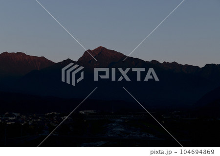 北杜市武川町、明け行く南アルプス甲斐駒ケ岳、未だ眠る麓の街並み 北杜市武川町、明け行く南アルプス甲斐駒ケ岳、未だ眠る麓の街並み 104694869