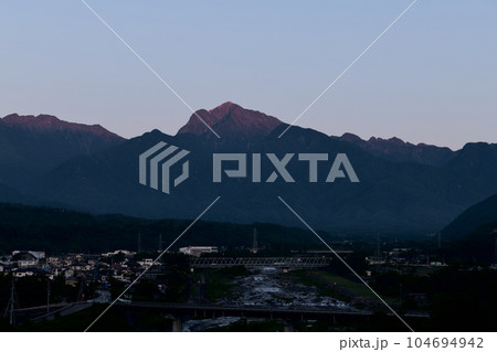 北杜市武川町、明け行く南アルプス甲斐駒ケ岳、未だ眠る麓の街並み 北杜市武川町、明け行く南アルプス甲斐駒ケ岳、未だ眠る麓の街並み 104694942