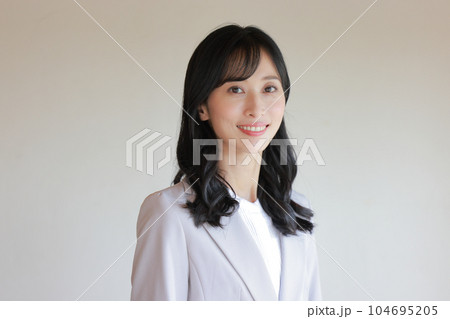 ロングヘアの若い女性のポートレート_斜め1 104695205