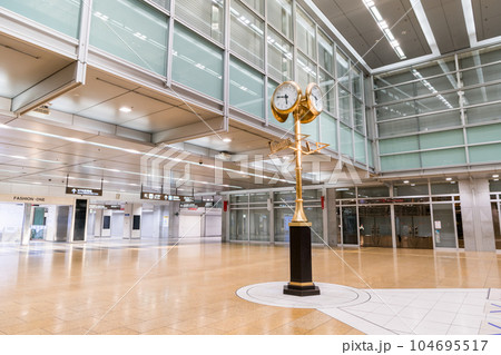 【名古屋駅】桜通口側の金時計 【名古屋駅】桜通口側の金時計 104695517