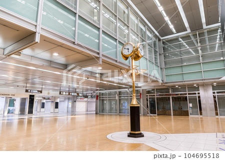 【名古屋駅】桜通口側の金時計 【名古屋駅】桜通口側の金時計 104695518