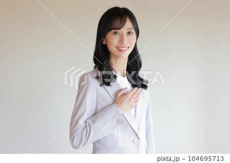 コンサルタントの若い女性_1 コンサルタントの若い女性_1 104695713