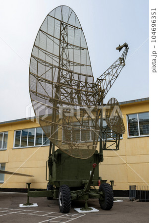 Altimeter radar antenna on a green mobile rig. 104696351