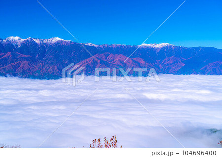 【雲海素材】秋の陣馬形山から眺める伊那谷の雲海【長野県】 104696400