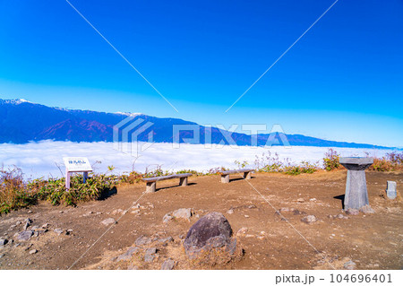【雲海素材】秋の陣馬形山から眺める伊那谷の雲海【長野県】 104696401