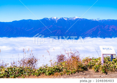 【雲海素材】秋の陣馬形山から眺める伊那谷の雲海【長野県】 104696403